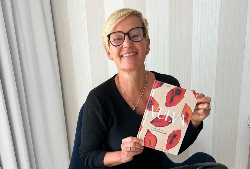Ina Schuppe Koistinen with her book 